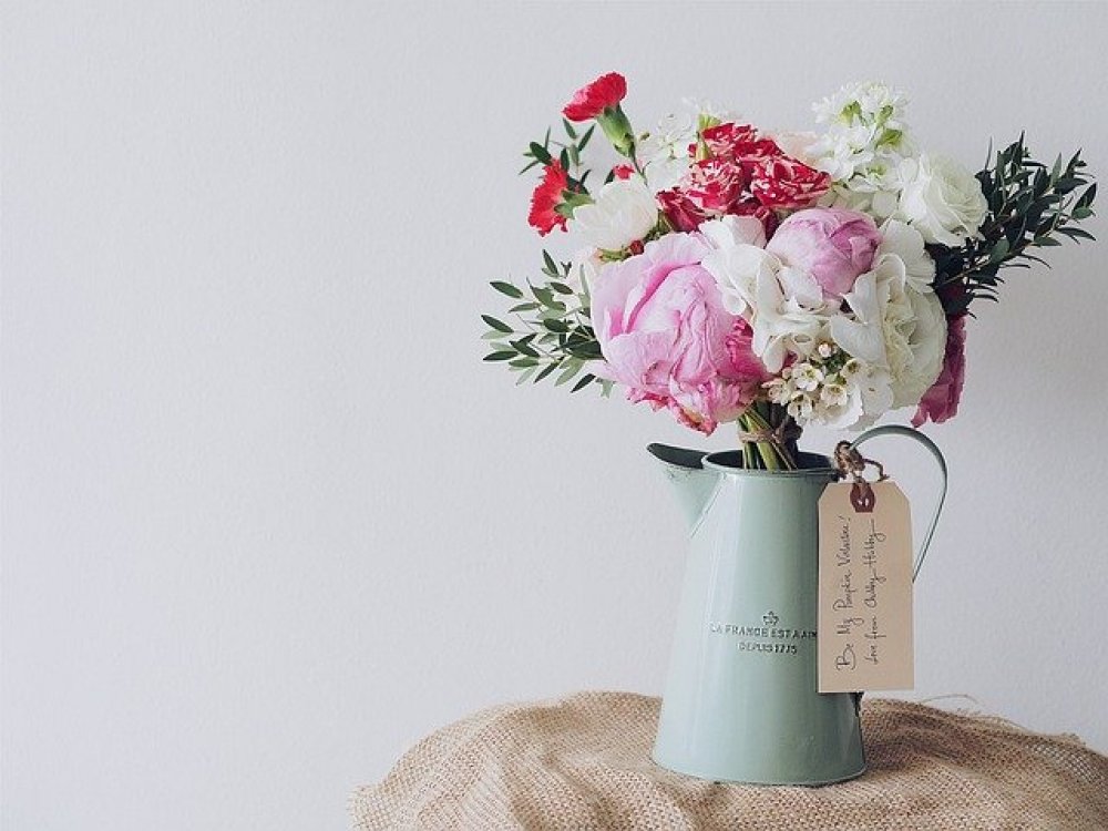 Praktické tipy pro dokonalé aranžování květin do vázy